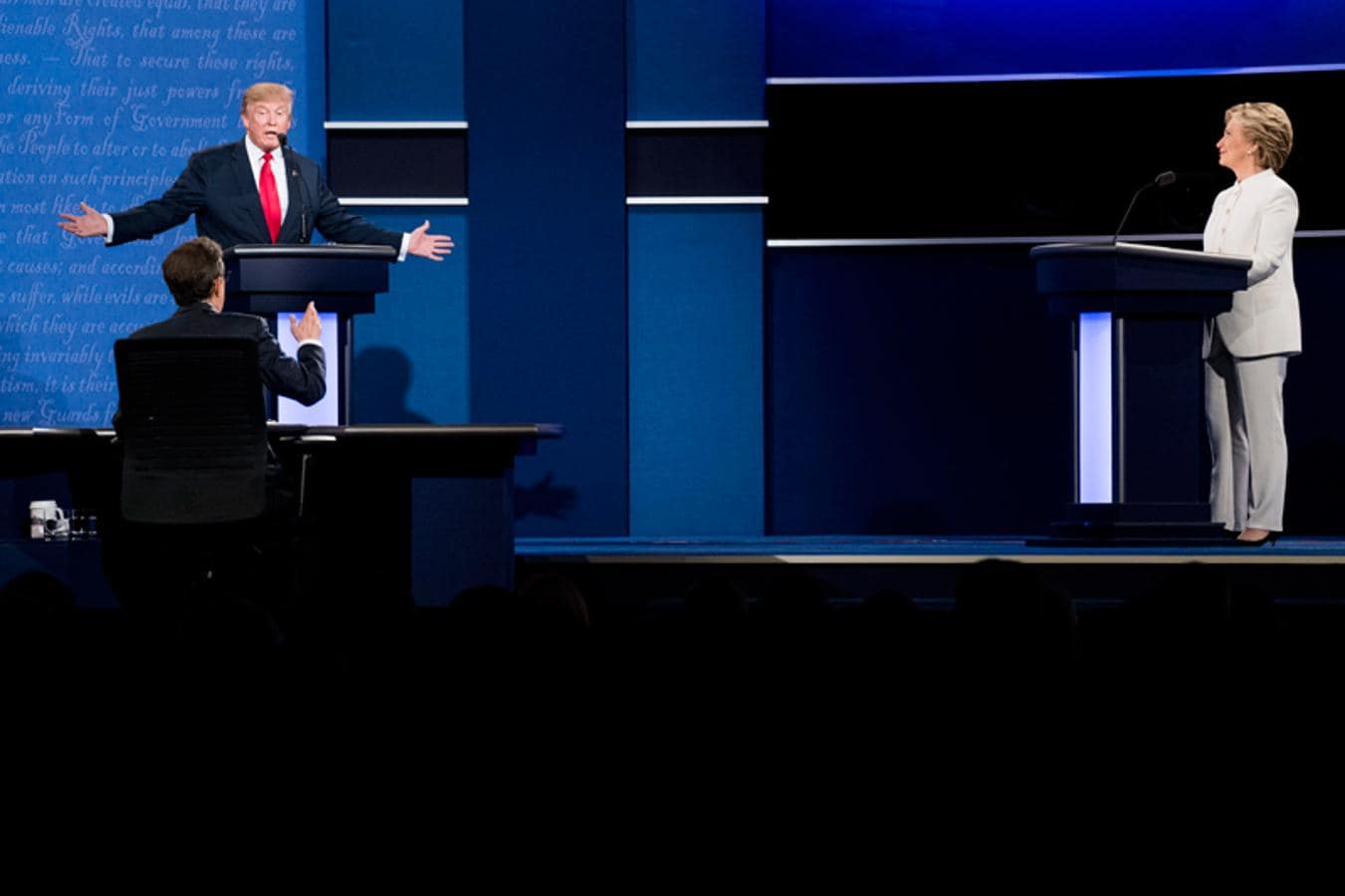 Durante uno de los tensos debates presidenciales con Donald Trump