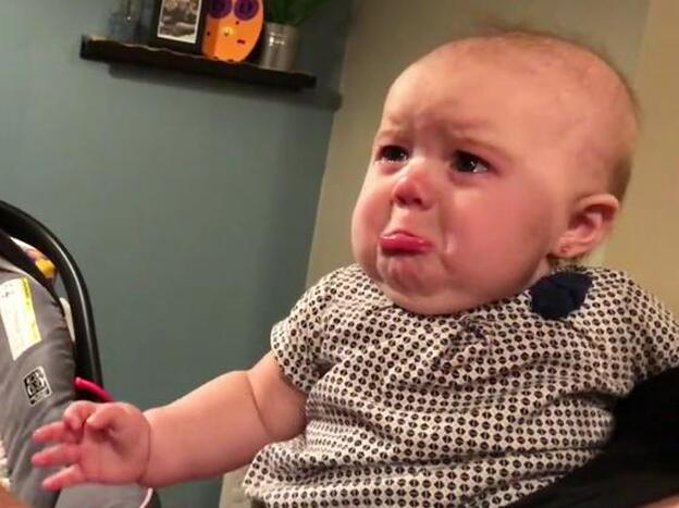 La bebé que se volvió viral por los pucheros que hace mientras se besan sus padres