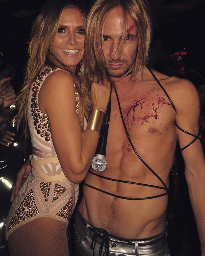 Heidi Klum junto a Thomas Sayo como Iggy Pop en su 17ª fiesta de Halloween en 2016