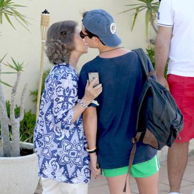 Doña Sofía da un beso a su nieto Felipe durante unas vacacaciones en Mallorca.