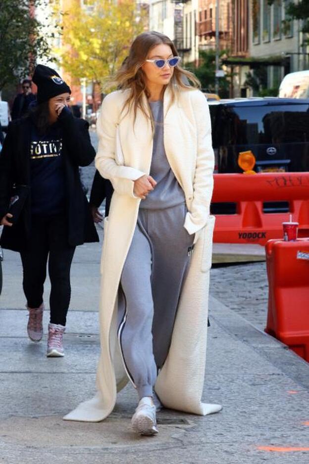 Gigi Hadid se marca un Chenoa… ¡con chándal gris para limpiar las calles!