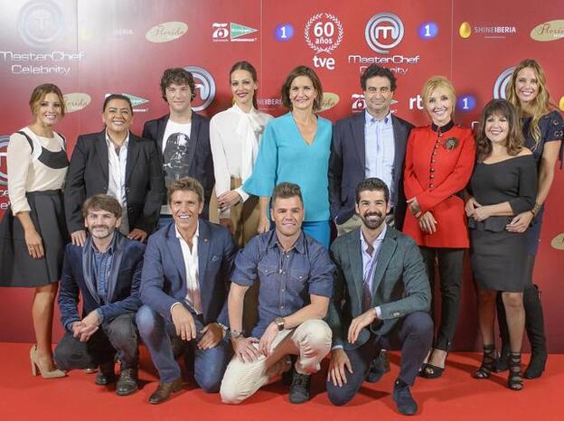 Los concursantes, la presentadora y los jueces posaron juntos el día de la presentación en el Florida Park./tve.