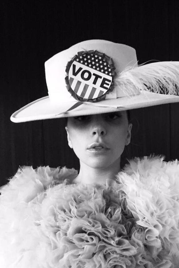 Lady Gaga con un total look repleto de referencias feministas./D. R.