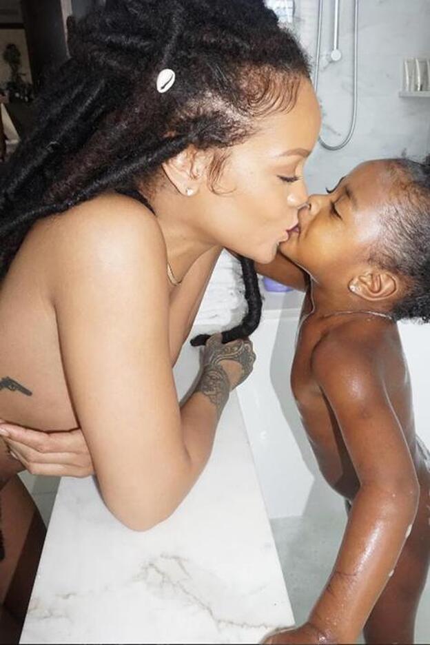 Rihanna la lía en las redes sociales al publicar una foto desnuda junto a su sobrina