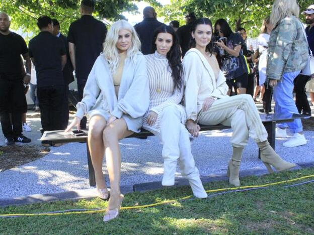 Kylie y Kendall Jenner 'flanquean' a la que hasta ahora era la reina del clan: Kim Kardashian./Gtres