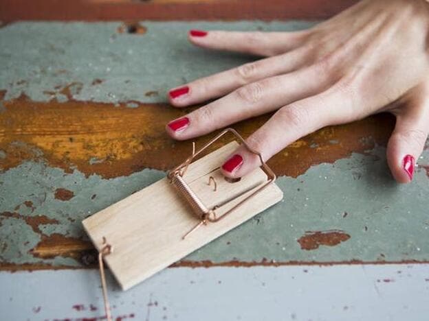 Una foto creativa, con una mano en una rampa para ratones./FOTOLIA