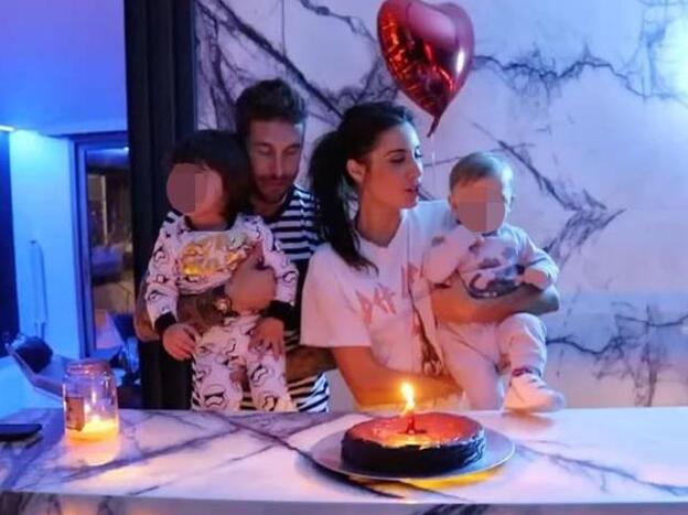 Sergio Ramos y Pilar Rubio en una escena muy familiar./instagram.