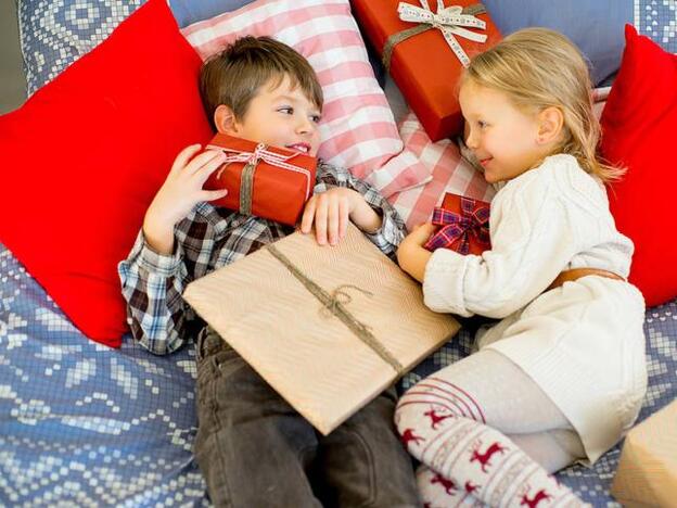 Niños abriendo sus regalos./fotolia