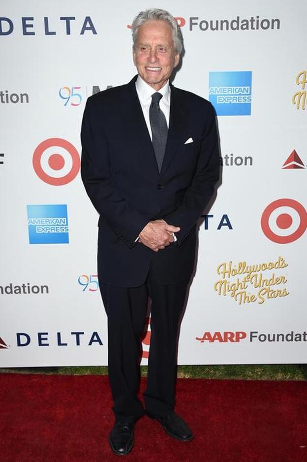 Michael Douglas pide perdón a Val Kilmer