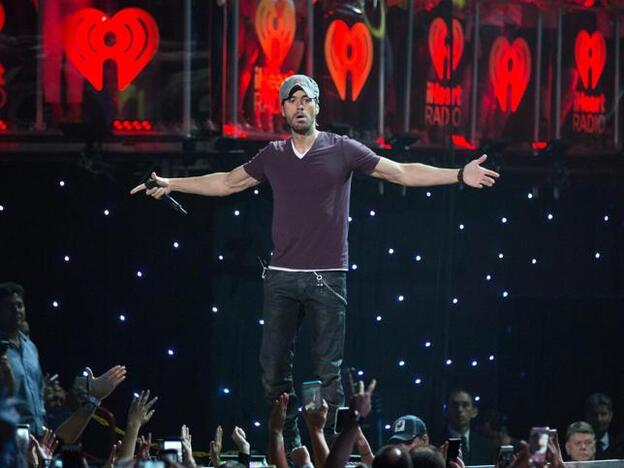 A Enrique Iglesias le falla el 'playback' y queda en evidencia