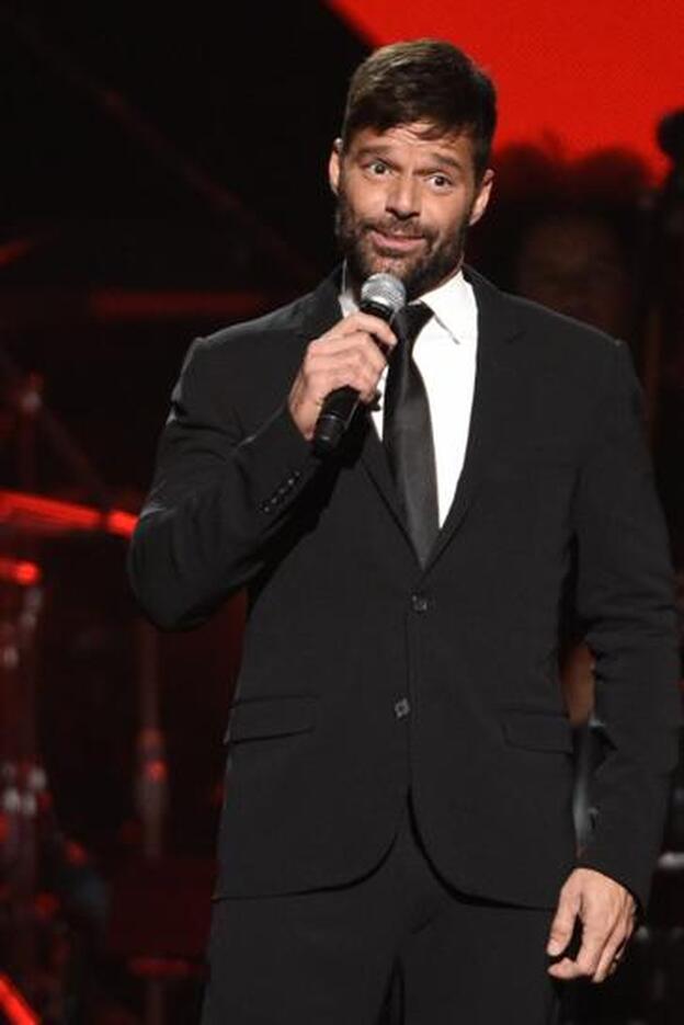 Ricky Martin, espectacular con un sencillo traje negro.