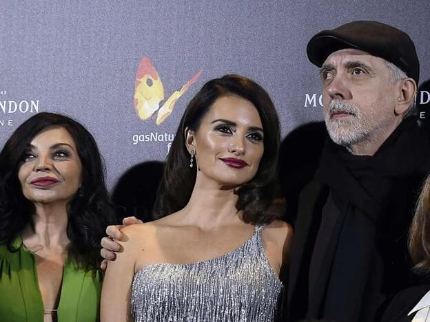 Neus Asensi, Penélope Cruz y Fernando Trueba en la presentación de 'La Reina de España' en Madrid./gtres.