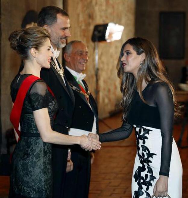 Sara Carbonero, de Vicky Martín Berrocal, saluda a doña Letizia, con vestido de Carolina Herrera.