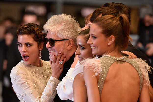 Adriana Ugarte, pedro Almodóvar, Emma Suárez, Inma Cuesta y Michelle Jenner presentaron 'Julieta' en el Festival de Cannes./GETTY