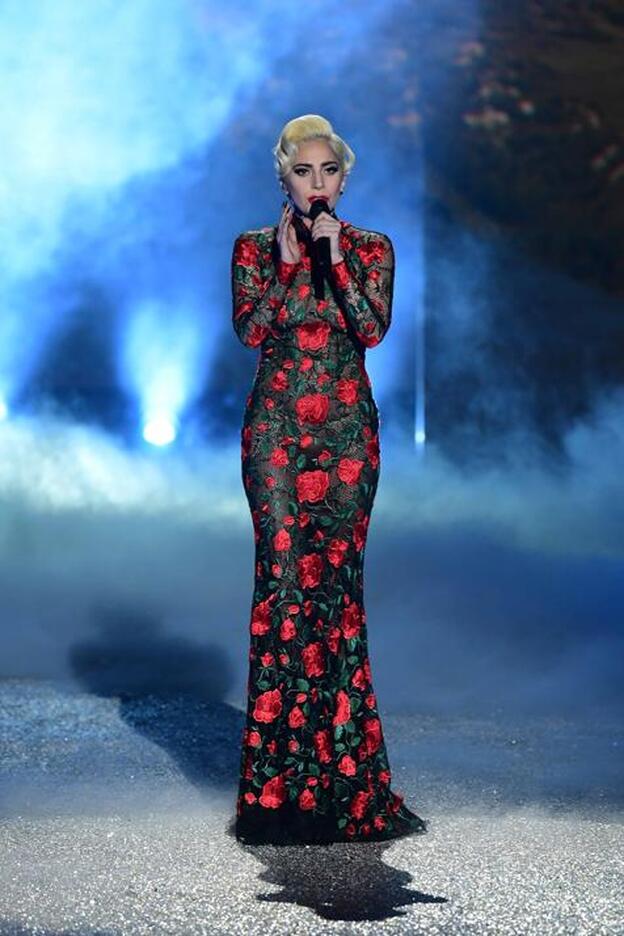 La historia del vestido de YolanCris que lució Lady Gaga en el desfile de Victoria's Secret