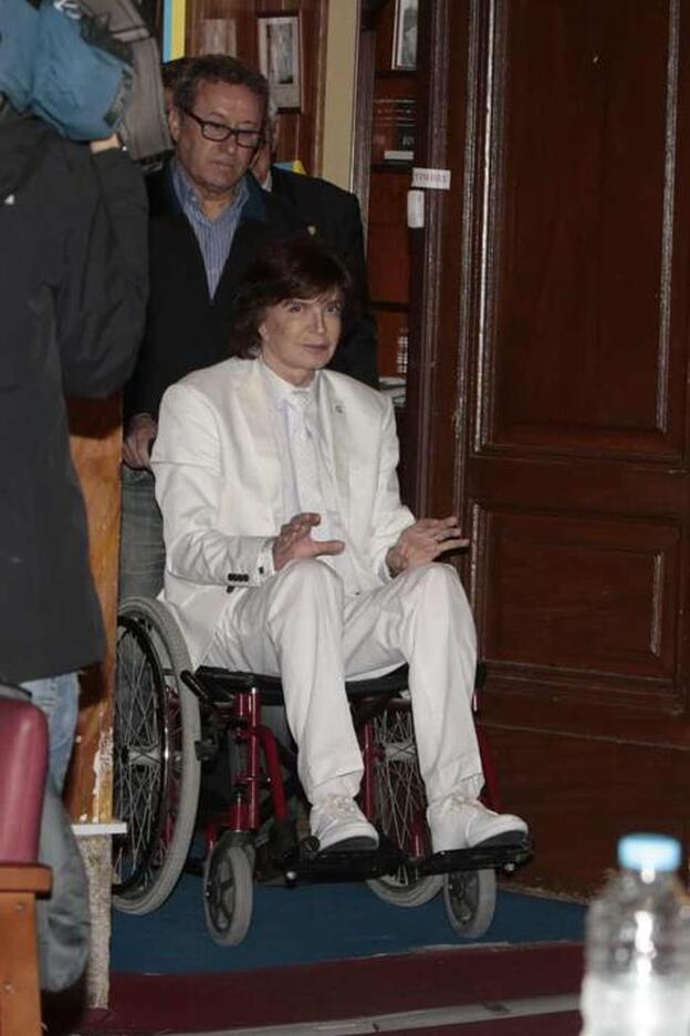 Camilo Sesto presenta su dúo con el Papa Francisco en silla de ruedas