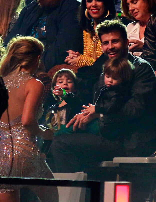 Sasha demuestra que le gusta la última canción de su madre, Shakira