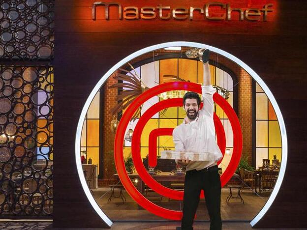 Miguel Ángel Muñoz con su premio de 'MasterChef Celebrity' que ha donado a la Fundación Pequeño Deseo./tve.