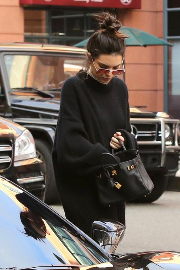 Kendall Jenner combina unas zapatillas con un Hermés: ¿acierto o error?