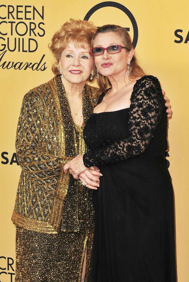 Carris Fisher y Debbie Reynolds en una de sus últimas apariciones públicas juntas./cordon press.