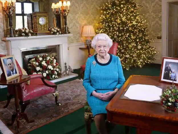Isabel II, durante la grabación de su mensaje navideño de 2016./Cordon Press