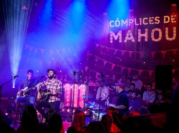 “Para lo feos que somos, ligamos bastante. Eso es que hacemos buenas canciones”