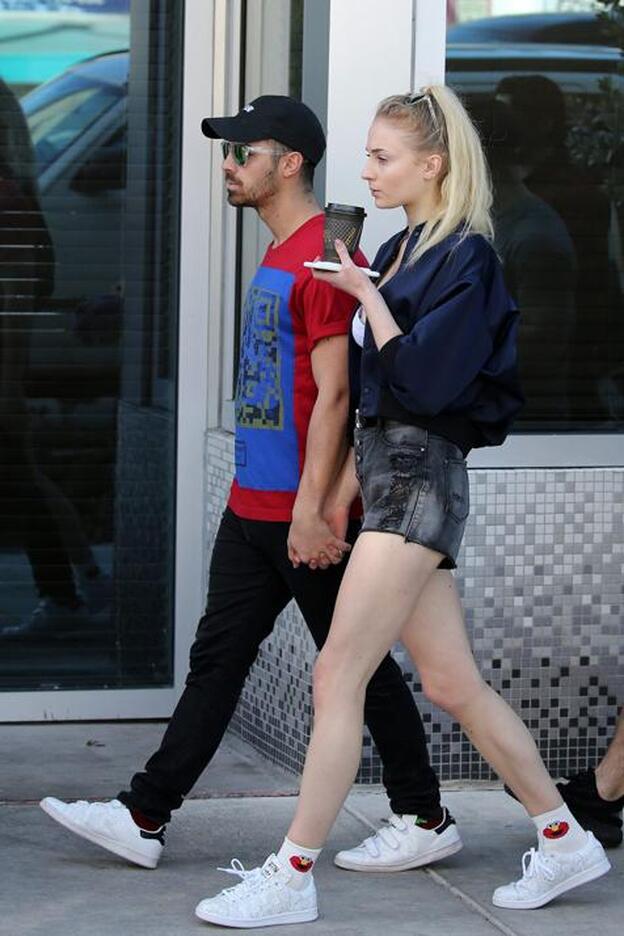 Sophie Turner y Joe Jonas oficializan su relación en Instagram
