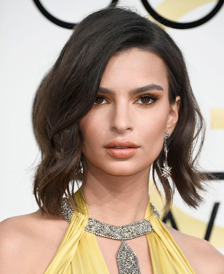 Los peinados y maquillajes de los Globos de Oro 2017: Emily Ratajkowski