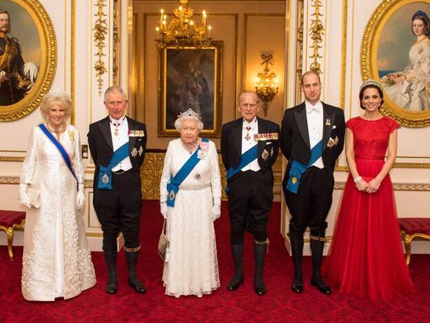 De izquierda a derecha, Camila Parker, duquesa de Cornualles, el príncipe Carlos de Inglaterra, la reina Isabel II, su marido, el príncipe Felipe de Edimburgo, y el príncipe Guillermo con su mujer, la duquesa Catalina de Cambridge./Gtres