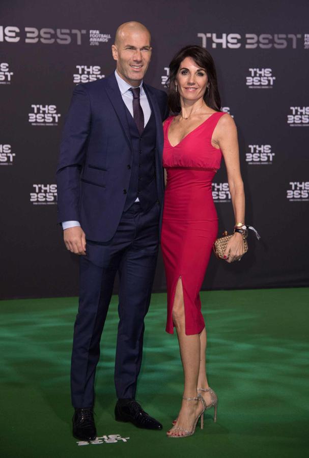 Todas las parejas de la alfombra verde de los Premios The Best