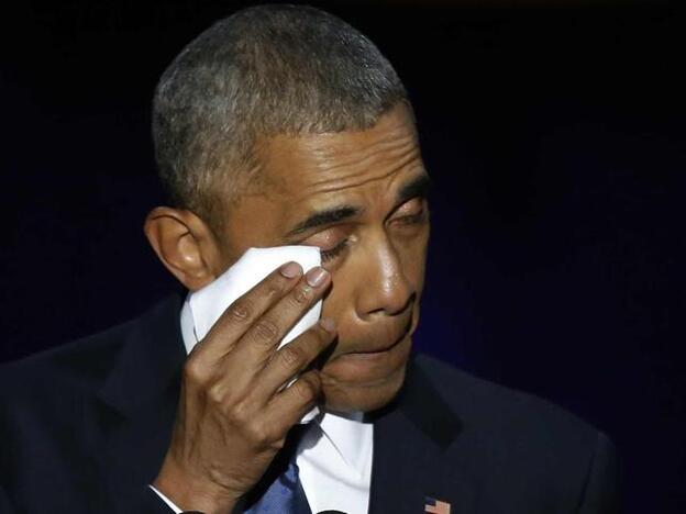 Barack Obama se seca las lágrimas durante su último discurso como presidente de Estados Unidos./gtres.