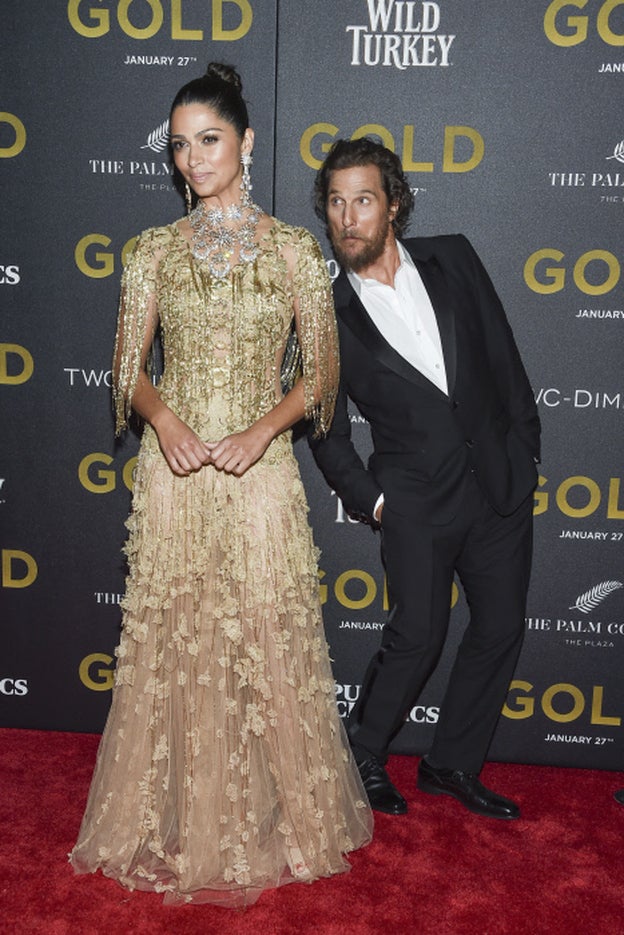 Matthew McConaughey le hizo un photobomb a Camila Alves.