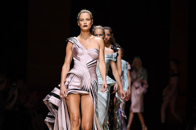 Atelier Versace no desfilará en París