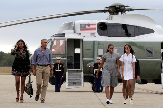 Sasha, Barack, Michelle y Malia Obama; a punto de despedirse de la Casa Blanca./Cordon pRess