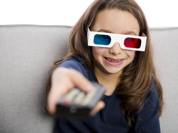 Una niña con unas gafas 3D/fotolia