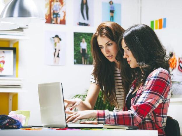 Dos mujeres jóvenes, en una oficina,/GTRES