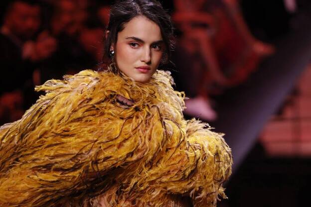 Lo nuevo de Armani Privé se tiñe de naranja