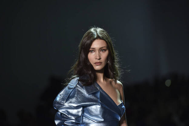 Facebook censura los pechos femeninos: Dior y Bella Hadid no