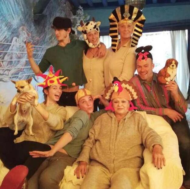 El homenaje de los Bosé a Bimba: todos disfrazados