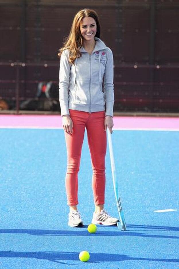 Kate Middleton jugando al hockey.