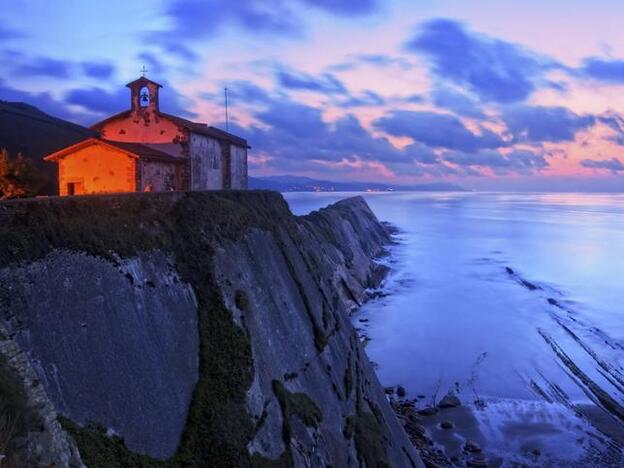 Entre las localidades de Deba y Zumaia, encontrarás los impresionantes acantilados del Flysch y sus bellos atardeceres de fondo. Más romántico y mueres de amor./d.r.