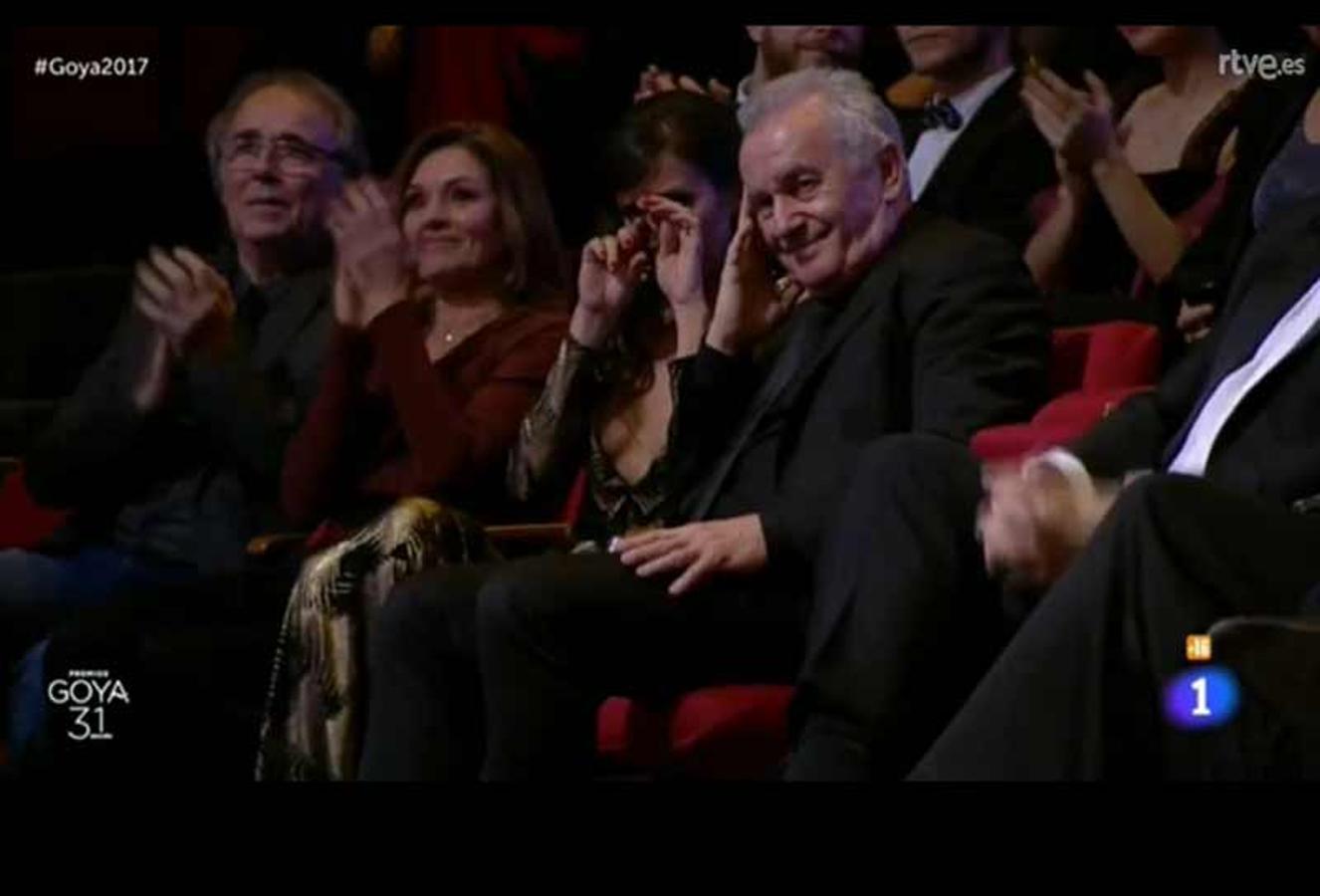 Serrat se emociona junto a los familiares de Ana Belén, Goya de Honor 2017