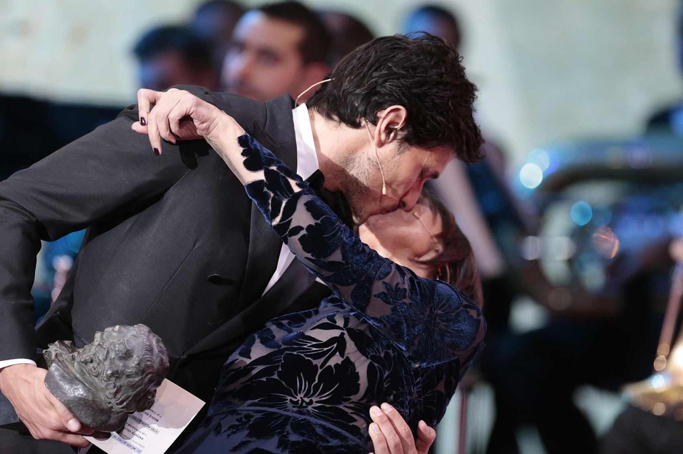 El beso de Andrés Velencoso y María Barranco en los Goya 2017