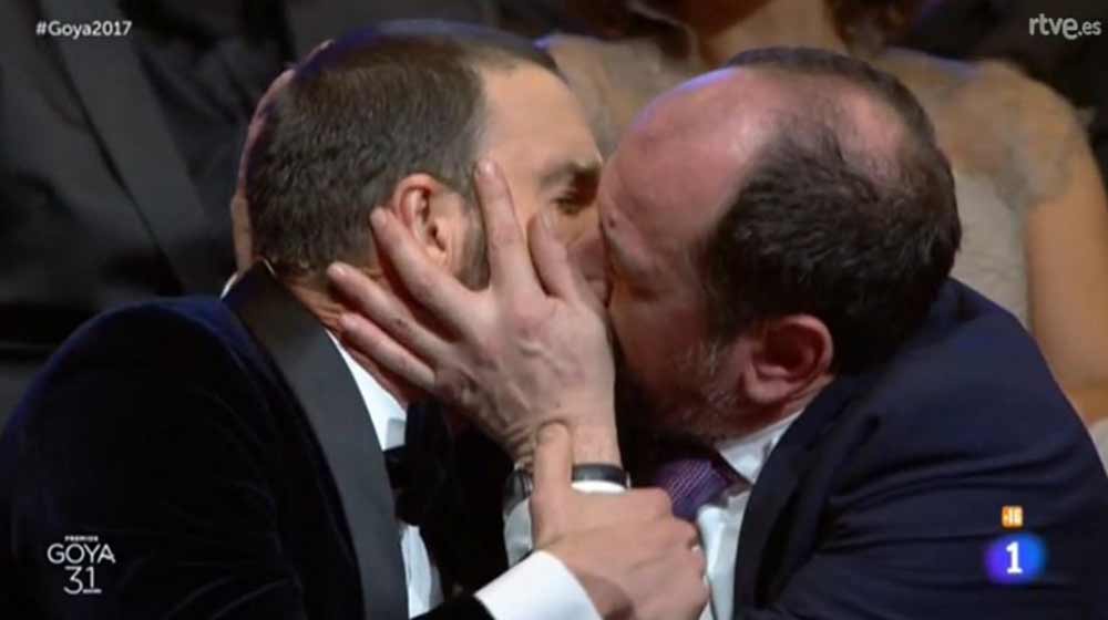 El morreo de Karra Elejalde y Dani Rovira en los Goya 2017