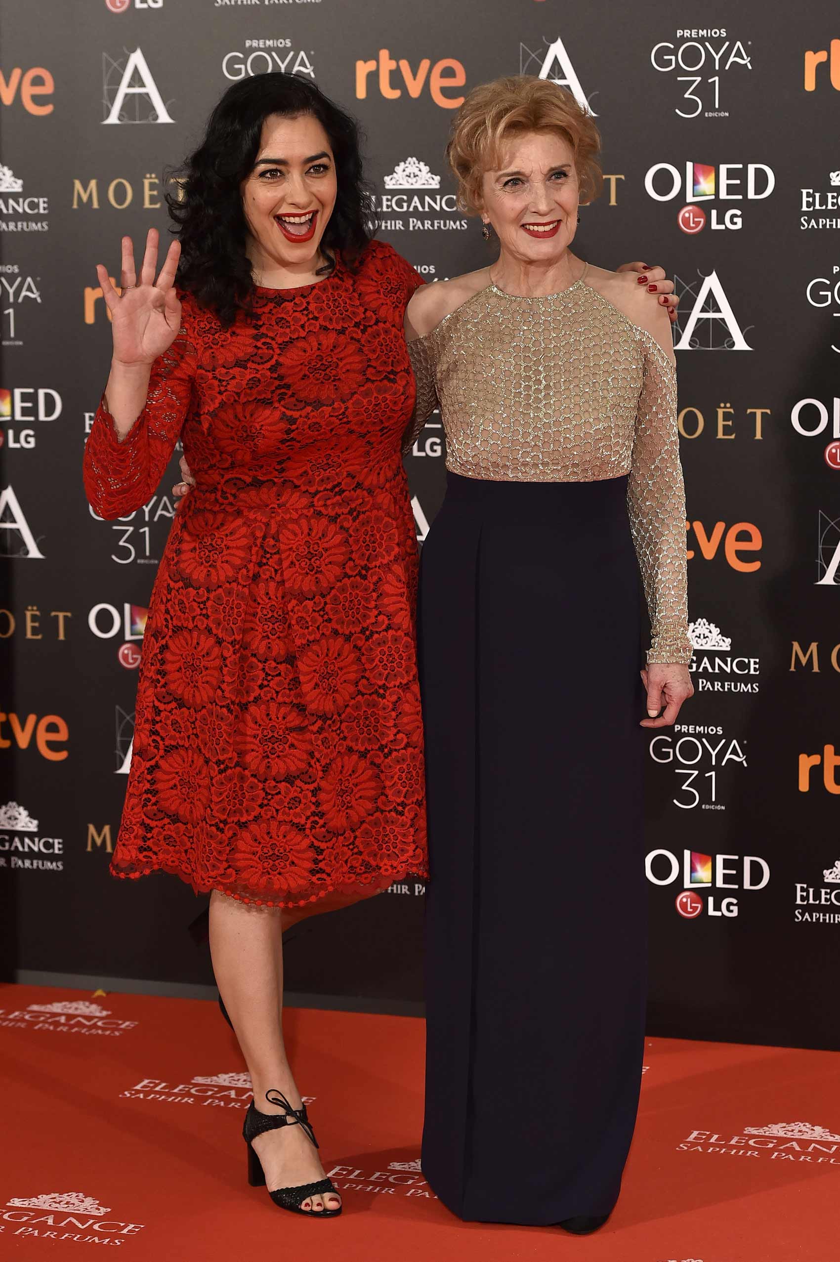 Parejas en la alfombra roja de los Goya 2017: Marisa Paredes y María Isasi