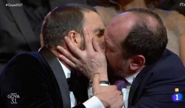 El morreo de Karra Elejalde a Dani Rovira en los Premios Goya 2017