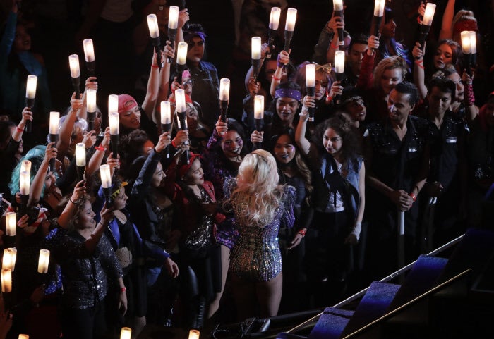 La actuación de Lady Gaga en la final de la Super Bowl: en la arena con los fans