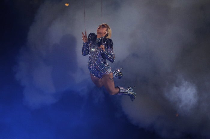 La actuación de Lady Gaga en la final de la Super Bowl: por los aires