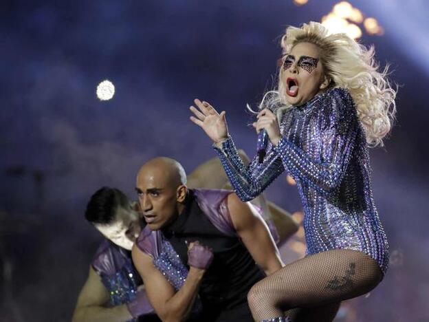 Lady Gaga y sus mensajes patrióticos deslumbran en el descanso de la Super Bowl