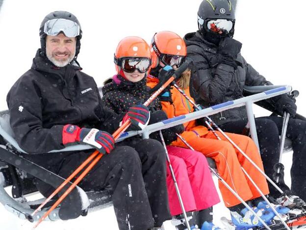 El primer posado de los Reyes esquiando junto a sus hijas